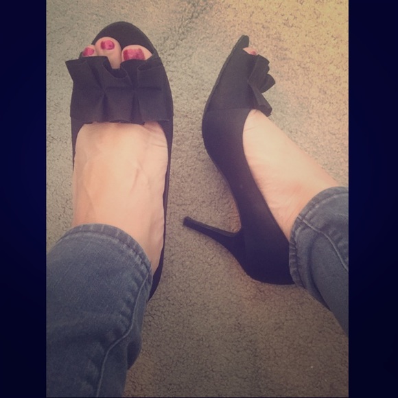Apt 9 Black ruffle heels - Picture 1 of 5